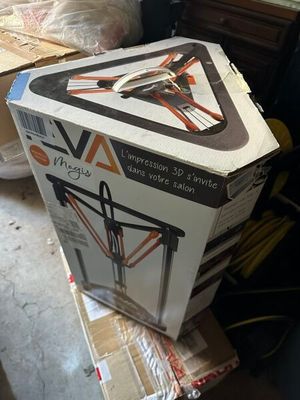 une boîte posée sur une pile de boîtes