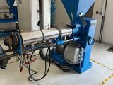une machine qui se trouve à l'intérieur d'un bâtiment