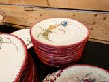 un grand nombre d'assiettes posées sur une table