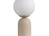 la lampe repose sur un socle en bois et est surmontée d'une boule blanche