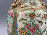 un vase sur lequel sont peints des fleurs et des oiseaux