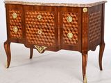 une image d'une commode avec un plateau en marbre