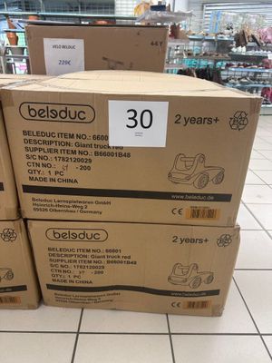 trois paquets de papier toilette empilés les uns sur les autres dans un magasin
