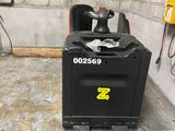 un chariot élévateur garé dans un garage