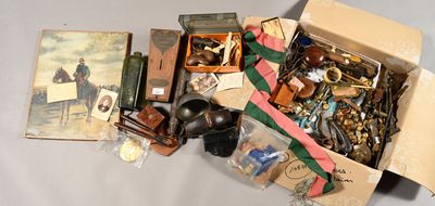 une boîte d'objets assortis posée sur une table