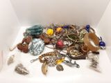 une boîte blanche remplie de bijoux variés, posée sur une table