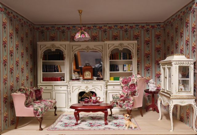 Diorama. Composition miniature, dans une vitrine en bois, vitre e...