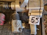 une photo d'une perceuse posée sur un établi dans un atelier