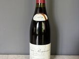 une bouteille de vin posée sur une table en bois
