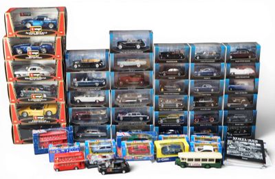 un grand nombre de voitures-jouets dans une vitrine