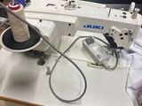 une machine à coudre posée sur une table