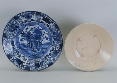 deux assiettes bleues et blanches posées l'une à côté de l'autre sur une table