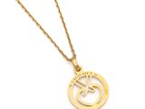 un collier plaqué or sur lequel figure la lettre « s »