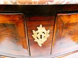 un gros plan d'une armoire en bois avec un plateau en marbre