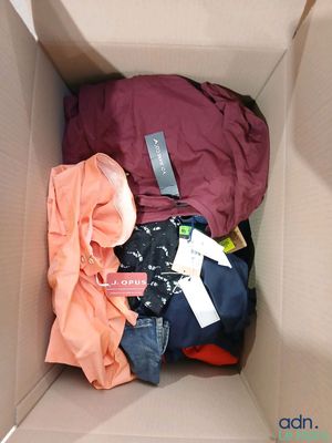 une boîte en carton remplie de vêtements et d'un chapeau