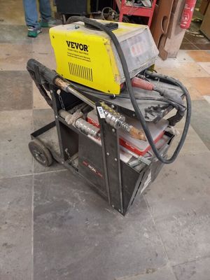 une machine posée sur un chariot au sol