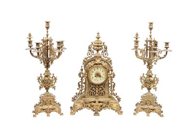 trois horloges de couleur dorée disposées les unes à côté des autres sur un fond blanc