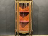 une vitrine ancienne dotée d'une porte vitrée et d'une étagère en bois