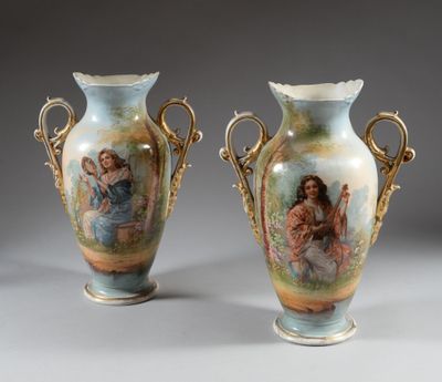 deux vases sur lesquels est représenté un homme et une femme