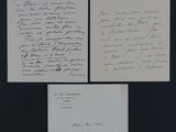 trois lettres manuscrites sur un morceau de papier posé sur une surface noire