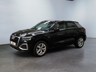 Le SUV noir est garé dans une grande pièce blanche