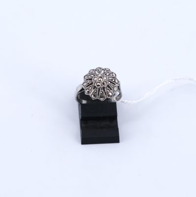 une image représentant une bague en argent ornée d'un motif floral