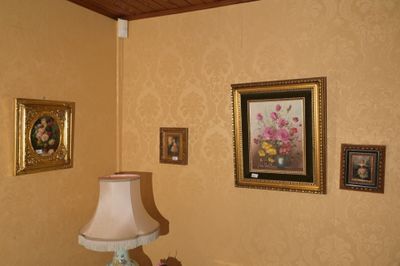 une lampe posée sur une table dans une pièce