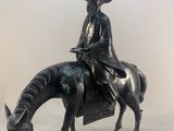 statue représentant un homme à cheval, coiffé d'un chapeau