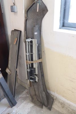 un gros morceau de métal appuyé contre un mur