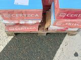 de nombreux cartons posés sur une palette dans la rue