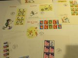 beaucoup de cartes postales et de timbres sur la table