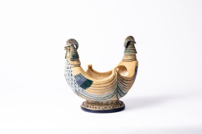 une photo d'une sculpture en céramique représentant un oiseau