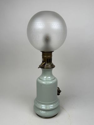 une lampe posée sur une table