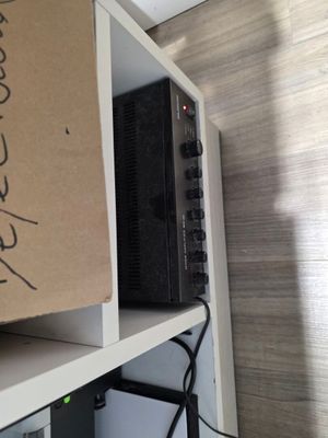 une boîte posée sur une étagère à côté d'un téléviseur
