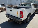 un camion blanc garé sur le parking