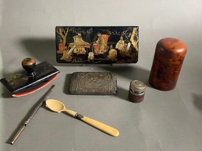 divers objets posés les uns à côté des autres sur une table