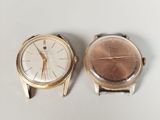 deux montres sont posées côte à côte sur une surface blanche