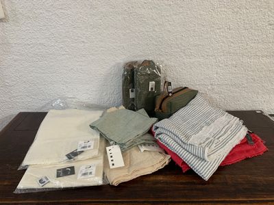 une table en bois sur laquelle sont posés plusieurs vêtements