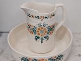 une petite tasse et une soucoupe posées sur une table en marbre