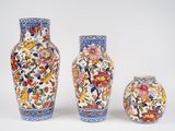 trois vases ornés de motifs floraux, disposés les uns à côté des autres