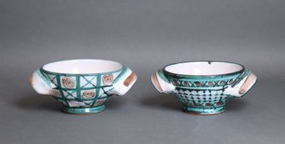 deux petites tasses sont posées côte à côte sur une surface grise