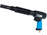 une image représentant un pistolet à air comprimé noir et bleu sur fond blanc