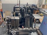 une machine placée au milieu d'une pièce