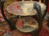 une table sur laquelle sont posés deux plateaux, dans une pièce