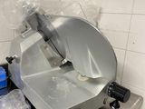 une machine posée sur le comptoir d'une cuisine