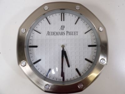 une horloge qui se trouve sur le mur d'un bâtiment