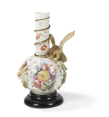 un vase surmonté d'un oiseau, posé sur un socle