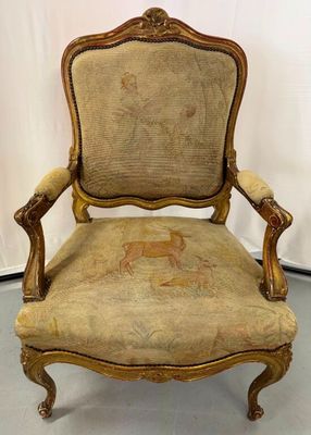 Fauteuil à la Reine en bois mouluré, sculpté et doré de styl…