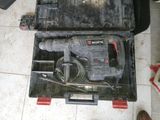 une boîte à outils avec des outils à l'intérieur sur le sol