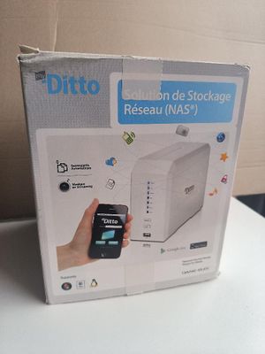 emballage d'une boîte sur laquelle figure l'image d'une main tenant un téléphone portable